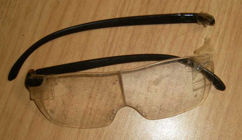 テンプルが取れてボロボロの眼鏡拡大鏡